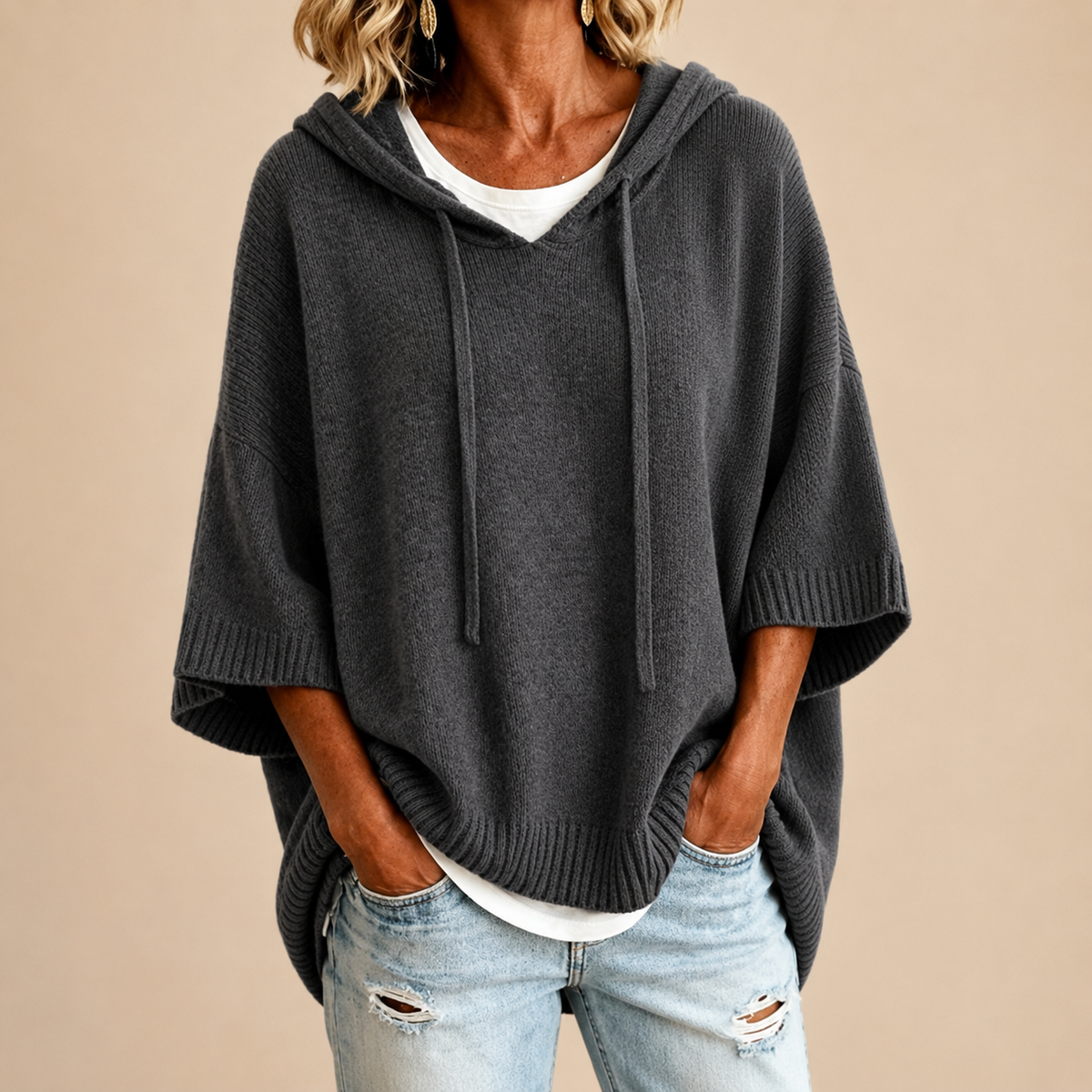 Oriana | Poncho in maglia con cappuccio e manica a tre quarti